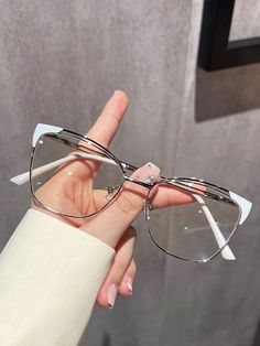 1 pieza Gafas de ordenador con montura cuadrada metálica de moda para mujer, gafas simples contra luz azul con diseño de ojo de gato | SHEIN USA Specs Frame, Metal Frame Glasses, Mens Glasses Frames, Women Eyeglasses, Sunglasses Women Fashion, نظارات شمسية