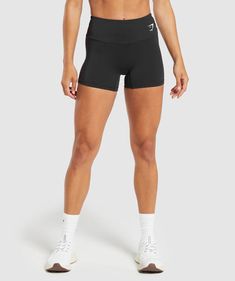 IN DEINEM SPIND 
 Die Training Shorts sind dein perfektes Basic für jedes Training - von Home Workout bis Gym Session, von Laufband bis Gewichtheben. 
 - High-Rise Fit
- Schmeichelnde Nähte
- Logo an der Hüfte und hinten
- 78% Polyester, 22% Elastan
- Das Model ist 1.72 m groß und trägt Größe XS
- Artikelnummer: B2A8H-BBBB Gymshark Shorts, Gym Workouts Women, Gym Shark, Gym Workout Outfits, Gymshark Women, Girl Fits, Training Shorts, Shorts With Tights, Gym Wear