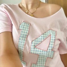 Patchwork T Shirt Diy, Patchwork Shirt Ideas, Patchwork Top Diy, Sewing Projects Aesthetic, Off The Shoulder T Shirt, Patchwork Aesthetic, Patchwork Tshirt, Patchwork T Shirt, Patchwork Tee