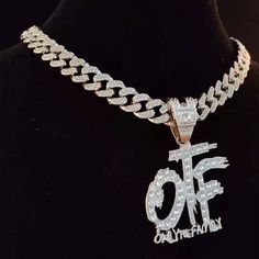 Hip Hop Only The Family OTF & 18" Full Iced Cuban Link Choker Chain Halsband!
 
SPECIFIKATIONER


Diamanter: Simulerade diamanter AAAA+ (CZ)

Plätering: Pläterad med 18K guld/silver 5 gånger, metallegering

Kubansk kedjas storlek: 18 tum, 20 tum, 24 tum

Hängets storlek: 6,5 cm x 5 cm Personalized Cuban Link Diamond Jewelry, Personalized Cuban Link Diamond Necklaces, Sterling Silver Cuban Link Necklace With Bling, Personalized Diamond Cuban Link Necklace, Silver Name Necklace With Cuban Link Curb Chain, Silver Pendant Name Necklace With Curb Chain, Luxury Iced Out Cuban Link Necklace Gift, Luxury Cuban Link Streetwear Jewelry, Cuban Link Diamond Necklace For Streetwear