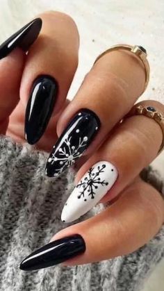 Winter Christmas Nails Black, Black Nails With White Snowflakes, Black Snow Flake Nails, Black With Snowflake Nails, Holiday Nails Black And White, Winter Nails Black And White, Black And White Nails Christmas, Black Winter Nails Acrylic, Black And White Christmas Nail Designs