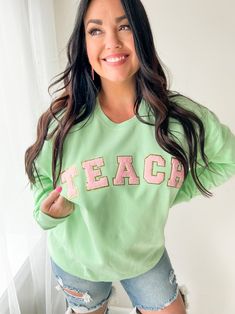 Our teach Pink Chenille patch sweatshirt may possibly be the cutest shirt you've ever seen! Perfect for leggings, jeans, shorts, overacted dress or skirt! Unisex fit. Grab your normal sweatshirt size or size up to wear with leggings (to cover your booty ) S-3X Machine wash cold hang to dry Chenille Patch Sweatshirt, Patch Sweatshirt, Chenille Patch, Wear With Leggings, Boutique Tops, Country Western, Guinea Bissau, Cute Shirts, Jeans Shorts