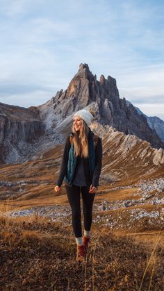 Woman in a cute hiking outfit hiking through the Italian Dolomites. Linked to a travel guide to the Italian Dolomites. Wander Outfits, Hiking Poses, Wander Outfit, Trekking Outfit, Hiking Attire, Hiking Girl, Cute Hiking Outfit, Hiking Fits, Hiking Outfits