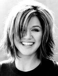 Love the hair! Am I brave enough to go short again? It took SO long to grow out. LUV Kelly Clarkson Hair, Round Face Celebrities, Grow Eyebrows, Celebrity Short Hair, Medium Bob Hairstyles, Kelly Osbourne, Hair And Beauty, Kirsten Dunst, Kelly Clarkson