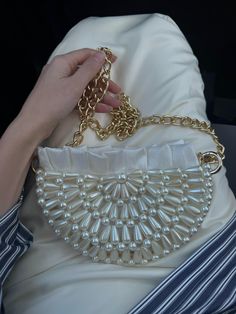 This elegant daisy-patterned pearl bag is the perfect accessory to add nature-inspired sophistication to your style. The delicately crafted daisy designs give the bag a romantic and graceful touch, while the high-quality lining keeps your belongings secure. Completely handmade, this bag is intricately woven with carefully selected pearl beads, designed to add a touch of sophistication to every moment. Dimensions: Width: 22cm / 8.6inch  Height: 15cm / 6inch Depth: 6cm / 2.5inch Why Choose This Ba Handmade Pearl Bag, Pearl Bead Bag, Pearl Bag Pattern, Beaded Bags Pattern Design, Diy Bags Easy, Fancy Clutch Purse, Pearl Bags, Diy Bags No Sew, Pearl Clutch Bag