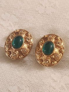 Stunning gold tone vintage clip-on earrings with beautiful emerald green colored cabochon. Clip Earrings Vintage, Vintage Gold Earrings For May Birthstone, Vintage Green Cabochon Earrings, Classic Green Clip-on Earrings For Formal Occasions, Antique Green Clip-on Jewelry, Vintage Green Clip-on Jewelry, Retro Green Clip-on Earrings, Elegant Green Oval Clip-on Earrings, Vintage Gold Cabochon Clip-on Earrings