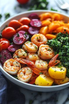 A colorful salad with shrimp, cherry tomatoes, beet slices, and kale. Meal Ideas For Two, Seafood Cravings, Flavorful Shrimp