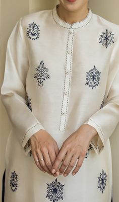 Embroidery Fashion Detail, Kurta Patterns, Simple Hand Embroidery Patterns, Kurta Style, Neck Designs For Suits, Kurti Embroidery Design, Iranian Women Fashion