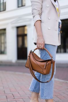 Loewe Puzzle Bag Outfit, Tan Outfit, Loewe Puzzle Bag, Loewe Puzzle, Street Style Bags, Puzzle Bag, Bag Outfit, Loewe Bag, Bv Bag