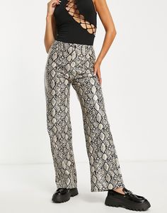 Pantalons droits par Stradivarius Rehaussez la partie inférieure de votre look Imprimé serpent Taille haute Passants pour ceinture Poches fonctionnelles Coupe droite Snake Print Pants, Straight Trousers, Pantalon Large, Pants Pattern, Straight Pants, Trousers Women, Harem Pants