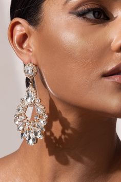 Looking for the perfect piece of jewellery for that special event? Our luxeearrings are a statement piece and perfect for timeless dressing. These beautiful earrings with a glamorous crystal chandelier shape will make you glow all night long. Accessorize your favourite maxi dress with these gorgeous earrings and get ready to turn heads at your next glam party!