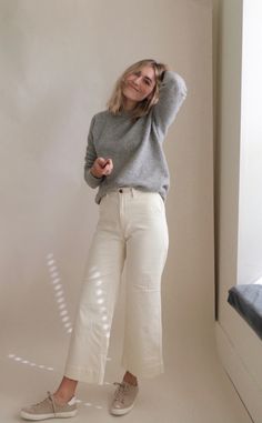 Autumn White Jeans Outfit, Ecru Jeans Outfits Winter, White Pants Outfit Fall, Winter White Pants Outfit, Fall White Jeans Outfit, Off White Jeans Outfit, Capsule Clothing, Uniform Dressing, 2025 Outfits