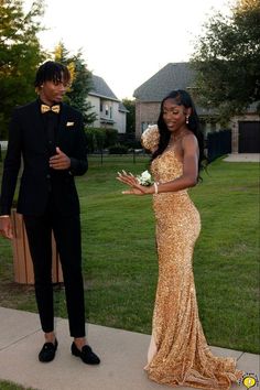 Détails de l'article :

 Numéro de produit : C2459

 Tissu : paillettes

 Silhouette : Fourreau

 Manches : Sans manches

 Style de dos : fermeture éclair 2k24 Prom, Prom Outfits For Couples, Gold Prom Suit, Prom Couples Outfits, Couple Prom, Hoco Inspo, Senior Szn, Prom Goals, Prom Photoshoot