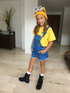 Girls Bookweek Costumes, Bob Minion Costume, Easy Fancy Dress Costumes For Women, Minions Costume Diy, Preppy Minion Costume, Minion Day At School Outfits, Cute Minion Halloween Costume, Minion Spirit Day, Minion Costume Ideas