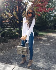 Simple outfit for fall - white tee, jeans and booties Minimalisticky Chic, Sukienki Maksi, Fall Trends Outfits, Mode Casual, Summer 2019, Mode Inspiration, Outfits Casuales, Giorgio Armani, Look Fashion