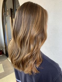 Brunettes Blonde Highlights, Italian Brown Hair, Hair Gloss Color Shades, Must Have Jackets For Women, Blended Babylights, Eloise Mumme Hair, Straight Balayage, Warm Babylights, Hot Toffee Blonde Hair