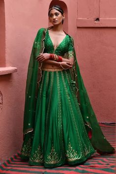 Green lehenga with big kalyani booti in stripe pattern. Paired with blouse and dupatta. Component: 3 Pattern: Embroidery Type Of Work: Big kalyani booti, stripe Neckline: Deep V neck Sleeve Type: Half Fabric: Silk, Organza Color: Green Other Details:  Leaf bordered sheer dupatta Occasion: Wedding - Aza Fashions Silk Lehenga Designs, Chaniya Choli Designs, Mehendi Outfit, Choli Dress, Mehendi Outfits, Indian Outfits Lehenga, Best Blouse Designs