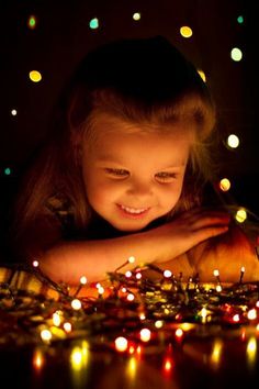 Christmas Lights Photoshoot Kids, Children’s Christmas Photo Ideas, Creative Christmas Photoshoot Kids, Christmas Light Portraits, Photography Christmas Ideas, Christmas Photography Ideas, Christmas Lights Photoshoot, Christmas Photoshoot Kids, Fairy Light Photography