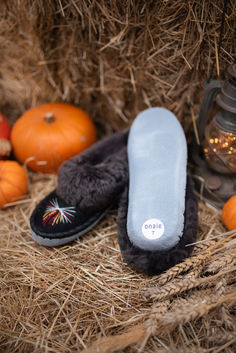 Embrace the crisp autumn air with our hand-stitched sheepskin slippers! Perfect for those chilly October mornings, ONAIE slippers are a blend of comfort and style, keeping your feet warm and cosy. Whether you’re relaxing at home or stepping out, our luxurious slippers will be your go-to this season. Check out our full range and find your perfect pair! #ONAIE #SheepskinSlippers #AutumnEssentials #CosyFeet #OctoberVibes #AutumnStyle #FallFavourites #WarmAndStylish #HandcraftedLuxury Crisp Morning, Autumn Inspired