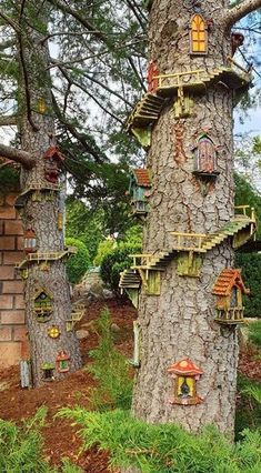 a tree house built into the side of a tree