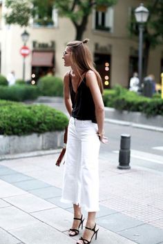 Estos Looks Con Pantalones Blancos Anchos Definitivamente Te Inspirarán – Cut  Paste – Blog de Moda Casual Friday Outfit, Fall Outfits 2018, Friday Outfit, Heels Outfits, Mode Boho, Investment Banking