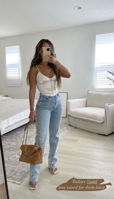 Early 20s Outfits Women, Jeans Nice Top Outfit, Casual Date Night Outfit Spring 2024, Jonas Brothers Concert Outfit Ideas 2023, Brewery Outfit Spring, Night Out Looks Summer, Outfits For Muscular Women, Brunch Outfit Women, First Date Dinner Outfit