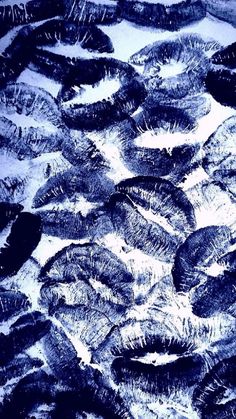 an image of many feathers that are in the water