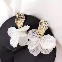 Brand New Trendy And Cute!! They Really Go With Everything! If You Like It, Just Offer Me A Price White Flower Earring, Statement Drop Earrings, Flower Petal, Trendy Earrings, Shell Earrings, Mua Sắm, Floral Earrings, Trendy Jewelry, Gold Flowers