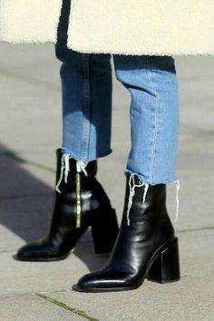 Boots Minelli, Zoella, Boating Outfit, Blazer Outfit, High Shoes, Shoes High, Winter Trends, Black Women Fashion, Martin Boots