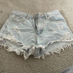 Never Worn Before! The Color Is Really Light High Waisted And Short At The Bottom Cheap Jean Shorts, Light Wash Ripped Jean Shorts, Clothes Wishlist Ideas, Short Dr, Jeans Shorts Women, Light Blue Jean Shorts, Rome Outfits, Baggy Jeans For Women, Cute Bottoms