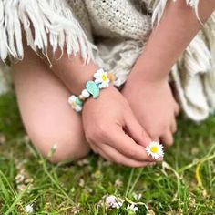 Children can construct their daisy chain bracelet using the daisy, leaf and spherical beads together with the elastic provided. The elastic comes with shoelace style ends to help children add beads with ease. Daisy Leaf, Daisy Chain Bracelet, Personalised Stickers, Bracelet Gift Box, Sweet Paper, Daisy Bracelet, Twisted Bracelet, Wooden Bracelet