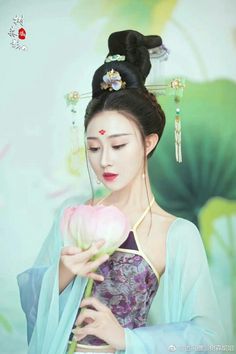 Traditional Clothing Around The World, Chinese Kimono, Traditional Asian Clothing, Hanfu Hairstyles, Chinese Drawings, Ancient Dress, Ancient Beauty