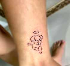 tatto cachorro / tatto poodle / tatto dog / tatuagem cachorro/ tatuagem cachorro Dog Paw Tattoo Shoulder, Cute Simple Tattoos, Unique Tattoo Ideas, Tasteful Tattoos, Small Hand Tattoos, Unique Tattoo Designs, Dainty Tattoos