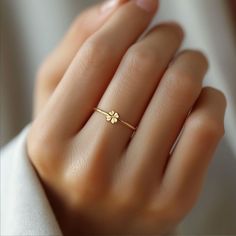 Cute Jewelry For Girlfriend, Elegant Gold Ring Designs, Casual Rings Women, Four Leaf Clover Ring, Minimal Ring Design, Four Leaf Clover Jewelry, Small Promise Rings, Simple Ring Designs Gold, Gold Ring Designs Unique For Women