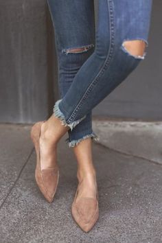 Pointed Loafers, Loafers Outfit, Work Shoes Women, Flats Outfit, Brown Shoes, Suede Flats, Light Blue Jeans, Suede Loafers, Ankle Strap Heels