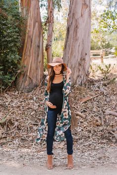 long floral maternity kimono | Pinpanion Modern Maternity, Pregnancy Fashion, Pregnancy Clothes, Preggo Fashion, Cute Maternity Outfits, Stylish Maternity Outfits, Fall Maternity