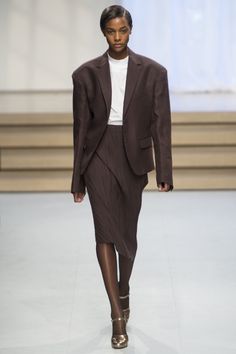 Jil Sander rtw spring/summer 2017 Minimal Street Style, Woman's Fashion, 2017 Fashion Trends, Personal Taste, Formal Style, Vogue Fashion, Spring Summer 2017, Fashion House