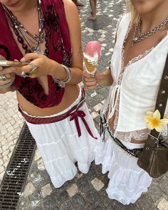 SOFIA COELHO (@sofiamcoelho) • Instagram photos and videos Long Red Skirt Outfit, Coachella Fits, White Skirt Outfits, Breezy Outfit, Festival Inspo, White Long Skirt, Fits Inspo, Summer Capsule Wardrobe, Skirt Outfit