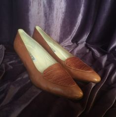 "Designer Folio shoes. Beautiful caramel leather pumps with a comfortable 2 inch heel. All leather interior and insoles - Attractive shoe for business or casual. Designed for the luxurious Saks Fifth Avenue department store. 11 1/4\" insoles 3\" width 2\" heel height Size 9.5 Folio Saks Fifth Avenue circa 1960s Excellent vintage condition Lovingly and carefully stored For more Fabulous Fashion ~ visit our boutique! https://www.etsy.com/shop/chicvintageclassics?ref=hdr_shop_menu" Vintage Leather Shoes For Business In Fall, Retro Almond Toe Court Shoes In Medium Width, Vintage Low Heel Leather Shoes For Fall, Vintage Leather Low Heel Shoes For Fall, Vintage Leather Shoes With Low Heel For Fall, Vintage Leather Shoes With Pointed Toe For Fall, Brown Almond Toe Court Shoes For Office, Vintage Brown Leather Heels With Pointed Toe, Vintage Leather Shoes Medium Width