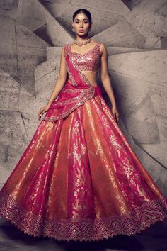 Here you go for some best bridal outfits Mirror Lehenga, Pink Bridal Lehenga, Orang India, Brocade Lehenga, Pink Brocade, Latest Bridal Lehenga, Wedding Lehenga Designs