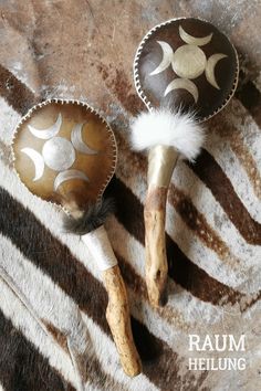 Rassel, schamanische Rassel, runder Rasselköpfe, Treibholz, handgefertigte Rassel, Sonderanfertigung Diy Shamanic Tools, Shaman Rattle, Drum Craft, Shamanic Rattle, Drums Art, Pagan Crafts, Space Clearing, Hand Drum, Gourds Crafts