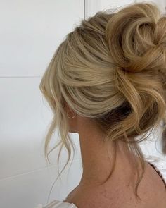 Best Hairstyles For Open Back Dresses, Prom Messy Updo, Prom Hair For Blondes, Wedding Hairstyle Blonde, Messy Updo Bride, Hair Up Formal, Mid High Bun Wedding Hair, 90s Wedding Updo, Blonde Hairstyles Updo