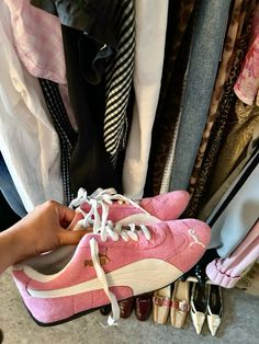 #puma #pumaspeedcat #sneakers #aw24 #fashion #pink #speedcat #vintage #copenhagen #malmö Pink Puma Shoes Outfit, Vintage Sneakers Aesthetic, Puma Clothes, Pink Shoes Outfit, Sneakers 2024, Vintage Puma, Chic Heels, Vintage Sneakers