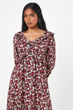 Charming ditsy floral print throughout
Flattering V-neckline with ruffle detailing
Long sleeves for versatile wear
Midi length perfect for petite frames
Soft jersey fabric for all-day comfort
Embrace effortless style with this delightful petite midi dress from Dorothy Perkins. The enchanting ditsy floral print adds a touch of whimsy to your wardrobe, while the ruffle-front detailing creates a feminine silhouette. Perfect for casual daywear, this versatile piece can be dressed up or down to suit various occasions. Pair with ankle boots and a leather jacket for a trendy brunch look, or opt for ballet flats and a denim jacket for a relaxed family gathering. The midi length is ideal for petite frames, offering a flattering fit without overwhelming your figure. With its soft jersey fabric, th Petite Midi Dress, Ditsy Floral Print, Floral Dresses Long, Feminine Silhouette, Long Sleeve Floral Dress, Floral Ruffle, Petite Dresses, Ditsy Floral, Fashion Face