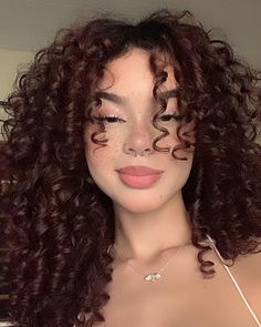 @byrafamarques on ig Curly Brown Red Hair, Fall Curly Hair Color Brunettes, Black Cherry Curly Hair, Cherry Brown Curly Hair, Natural Curly Hair Color, Colored Hair Curly, Chocolate Curly Hair, Burgundy Curly Hair, Blond Curly Hair