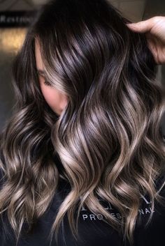 Time to update your hairstyle? Looking for a bit of inspiration? Give your hair a touch of light with these beautiful ideas for balayage on black hair. We have prepared the ultimate roundup of the Bombshell Balayage, Balayage Hair Color Ideas, Bombshell Hair, Highlights Ombre, Balayage Hair Color, Brunette Hair With Highlights