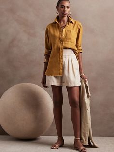 Oversized Linen Shirt | Banana Republic Oversized Linen Shirt Outfit, Linen Shorts Outfit, Linen Shirt Outfit, Linen Style Fashion, Oversized Linen Shirt, Shirt Elegant, Checked Blouse, Formal Trousers, Effortlessly Chic Outfits