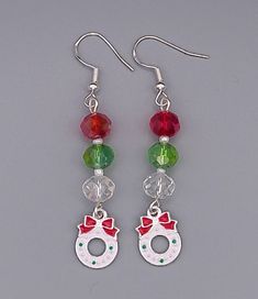 Christmas Wreath Ornament Charm Earrings with Red, Green and Clear Glass Beads and Silver Ear Wire Christmas Beaded Earrings, Diy Christmas Earrings, Christmas Earrings Handmade, Xmas Jewelry, Keychain Designs, Christmas Jewelry Diy, Wire Ideas, Christmas Bling, Wire Ornaments