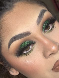 Dark Green Makeup Look, Prom Eyeshadow Looks For Green Dress, Emerald Eye Makeup For Prom, Prom Makeup Emerald Dress, Green And Silver Prom Makeup, Eyeshadow Look For Green Dress, Makeup Look For Emerald Dress, Gold And Emerald Makeup, Make Up Emerald Green