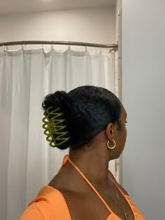 Black girl in claw clip hairstyle with natural hair Natural Hair Styles With Claw Clip, Natural Hair Moodboard, Claw Clip Hairstyles Black Women Curly Hair, Claw Clip 4b Hair, Hair Clips Natural Hair, 4 B Hairstyles, Natural Hair Vacation, Claw Clip Short Natural Hair, Natural Hair With Claw Clips